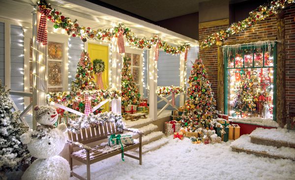 خانه استودیوی کریسمس به سبک آمریکایی با برفی تقلبی نیمکت درختان کریسمس آدم برفی و جزئیات زیادی