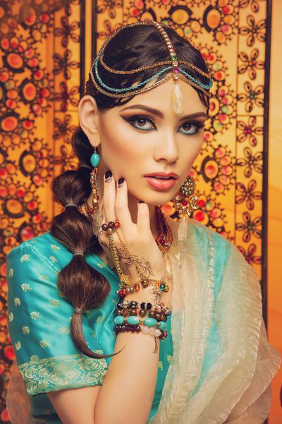 عروس زیبا به سبک عربی در لباس قومی