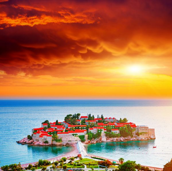 نمای زیبا از جزیره کوچک Sveti استفان محل استقرار مونته نگرو دریای آدریاتیک اروپا تصویر منظره از محبوب ترین مقصد سفر اروپا تعطیلات تابستانی زیبایی های زمین را کشف کنید