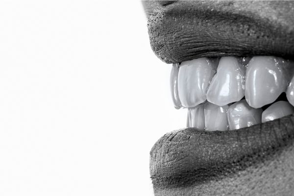 عکس ماکرو دندان طبیعی