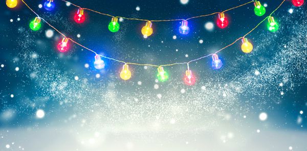زمینه زمستانی تعطیلات زمستانی با گل های لامپ های رنگارنگ تزئین شده است دانه های برفی کریسمس زیبا و سال نو پس زمینه انتزاعی آبی با برف پرچم گسترده ای
