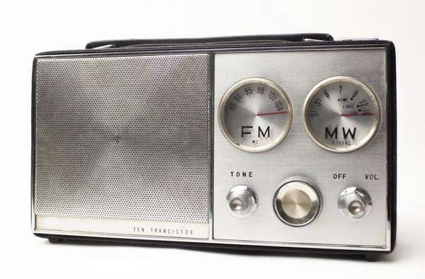 رادیویی نقره ای قابل حمل پرجنب و جوش عالی با شماره گیری های جالب FM و MW