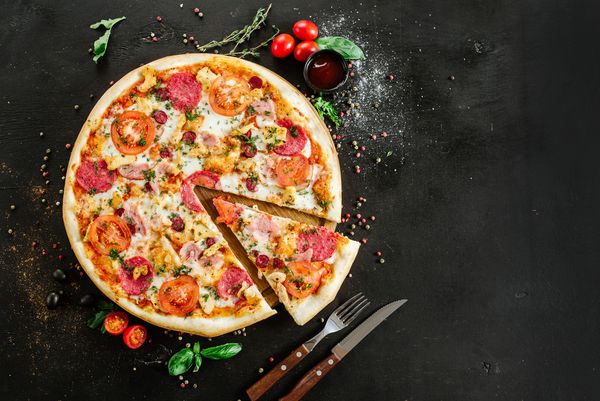 پیتزا با سلفی و ژامبون روی زمینه سیاه
