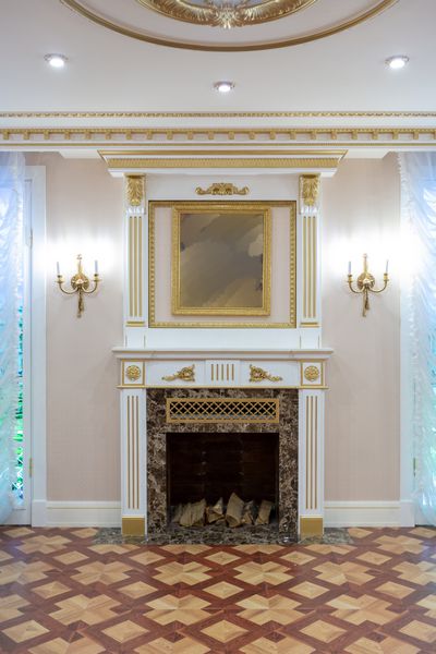 فضای داخلی مجلل مجلل با مبلمان حک شده قدیمی زیبا با رنگ طلا با تزئینات روی دیوارها به سبک کاخ سلطنتی
