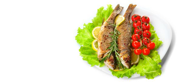 ماهی کبابی ماهی مرکب سرخ شده با سبزیجات جدا شده در زمینه سفید غذای دریایی رژیم رژیم گرفتن تغذیه سالم