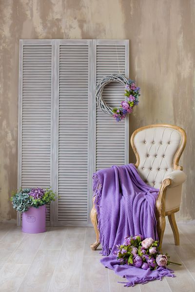 خانه شیک و یکپارچهسازی با سیستمعامل دنج با دکوراسیون با الهام از طراحان و روح گلفروشی با رنگ های سلطنتی صندلی مبلمان مد قدیمی در شاخه های استودیویی با گل های کاغذی دنج روی دیوار قهوه ای پس زمینه