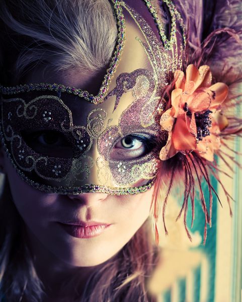 پرتره یک زن جوان زیبا در ماسک کارناوال سبک پرنعمت