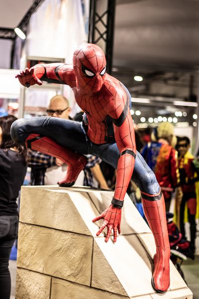 نادارژین لهستان 27 اکتبر 2018 تندیس Marvel Spider-Man که فیلم تبلیغاتی فیلم سینمایی را تبلیغ می کند amp quot؛ Spider-Man Homecoming amp quot؛ در کنفرانس طنز ورشو