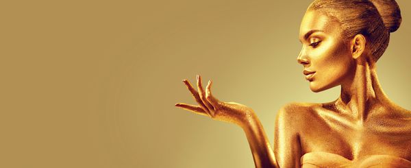 پوست زن طلا کریسمس دخترانه مدل مد زیبایی با آرایش طلایی مو و جواهرات در زمینه طلا اشاره به دست پیشنهاد محصولات فروش نگاه فلزی پرتره هنری مد زرق و برق