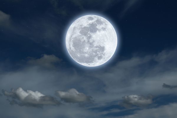 ماه روشن در پس زمینه آسمان