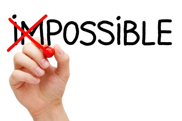 دست را با نشانگر قرمز جدا شده روی سفید کلمه Impossible را به Possible تبدیل کنید