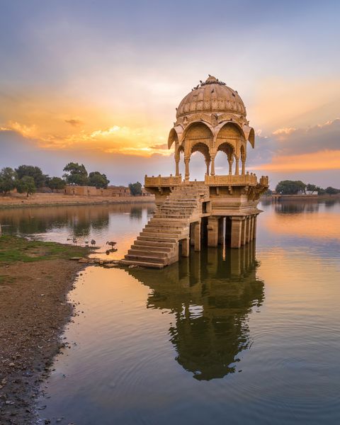 دریاچه گادی ساگار گادیسار جیزالمر راجستان با معماری باستانی در طلوع آفتاب یک مقصد گردشگری محبوب در راجستان هند
