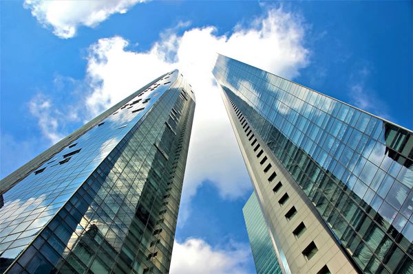 سنگاپور 8 نوامبر 2018 نمای چشم انداز خارجی شیشه ای دو برج آپارتمان مسکونی Sail در برابر آسمان در خلیج مارینا با بازتاب ها و جزئیات معماری قوی