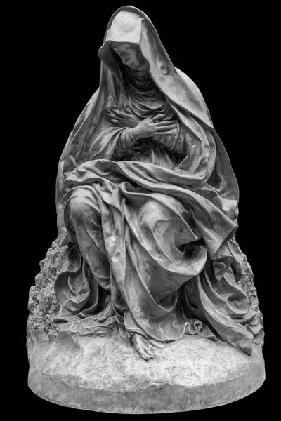 مجسمه قدیمی زنی رنج دیده در سیاه و سفید جدا شده است