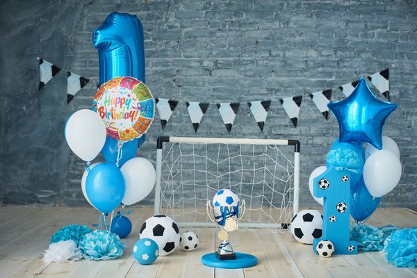 دکوراسیون پس زمینه جشن برای تولد نامه هایی که می گویند یک بادکنک و یک رنگ آبی در استودیو Boy Birthday Cake Smash مفهوم سال اول تبریکات تولد موضوع فوتبال