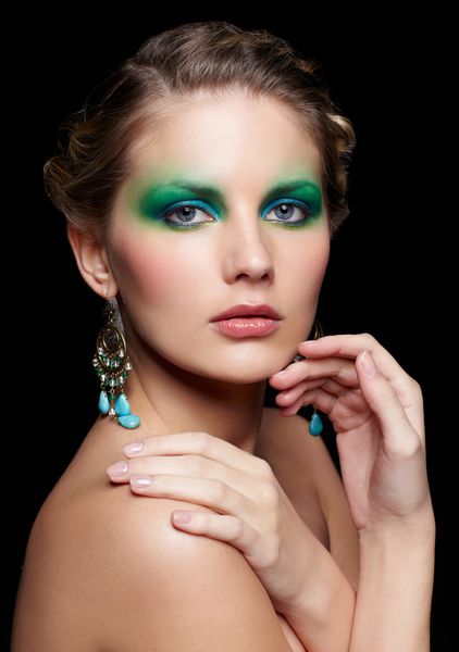پرتره زن جوان زیبا با سایه چشم سبز و آبی را لمس شانه و چانه