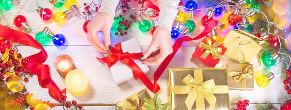 جعبه های هدیه کریسمس در زمینه چوبی Xmas بسته بندی می کند زمینه تعطیلات زمستانی دکوراسیون کریسمس و سال نو پس زمینه چوبی با هدایای بسته بندی شده کریسمس نمای بالا فلوت