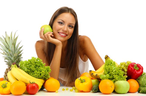 زن جوان و جوان زیبا با میوه و سبزیجات جدا شده بر روی رنگ سفید