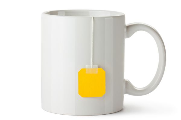 لیوان سرامیکی سفید با لیبل Teabag جدا شده روی سفید