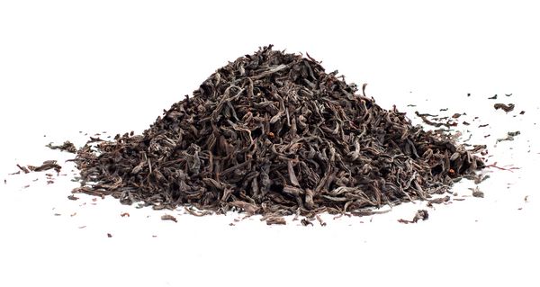 چای سیاه برگهای چای خشک شل جدا شده در زمینه سفید