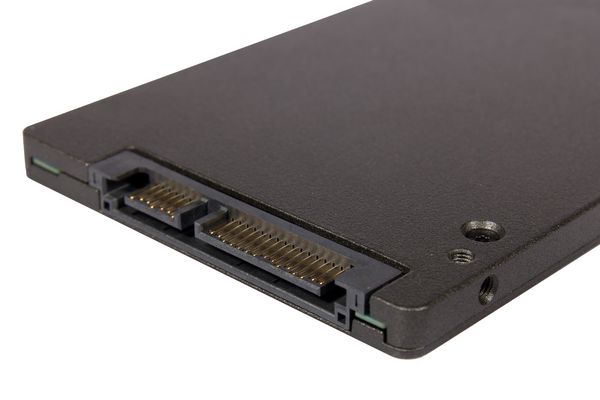 نسل جدیدی از هارد SSD با اتصال SATA در پس زمینه سفید