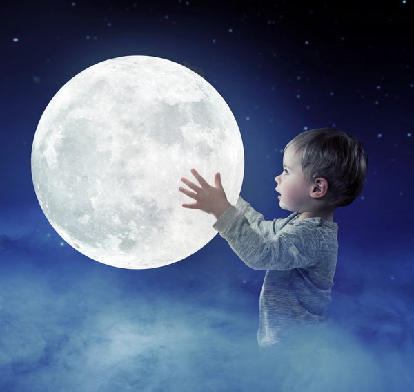 پسر کوچکی که ماه را نگه می دارد