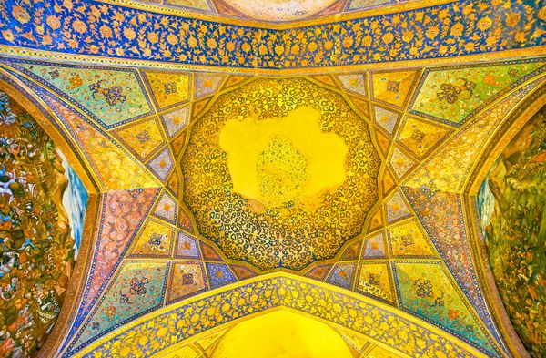 اصفهان ایران 19 اکتبر 2017 سقف ها و دیوارهای بسیار تزئین شده سالن اصلی کاخ چهل ستون 19 اکتبر در اصفهان