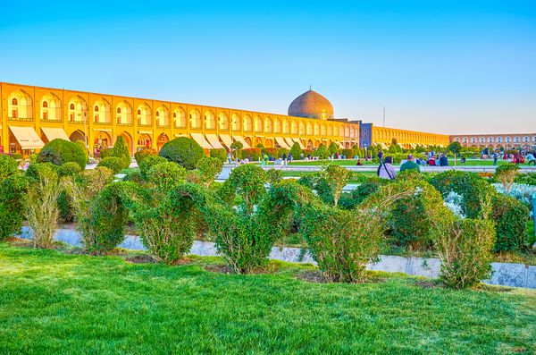 اصفهان ایران 19 اکتبر 2017 میدان مرکزی نقش جهان امروزه یک پارک بزرگ با بوته ها و درختان بی شماری است در بین محلی ها برای پیک نیک بسیار محبوب است در 19 اکتبر در اصفهان