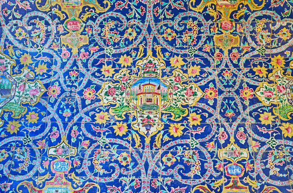 اصفهان ایران 21 اکتبر 2017 تزئینات دیواری روشن مسجد سید از کاشی و سرامیک با نقوش گل های تزئین شده با زمینه آبی در تاریخ 21 اکتبر در اصفهان ساخته شده است