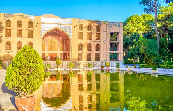 اصفهان ایران 19 اکتبر 2017 کاخ زیبا چهل ستون که در 19 اکتبر در اصفهان با یک پارک سایه دار زیبا و دو استخر بزرگ احاطه شده است