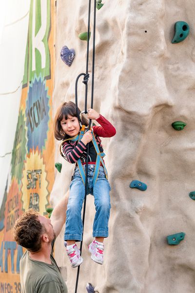 20 اکتبر 2018 ورونا ایتالیا کودک روی دیوار صعود