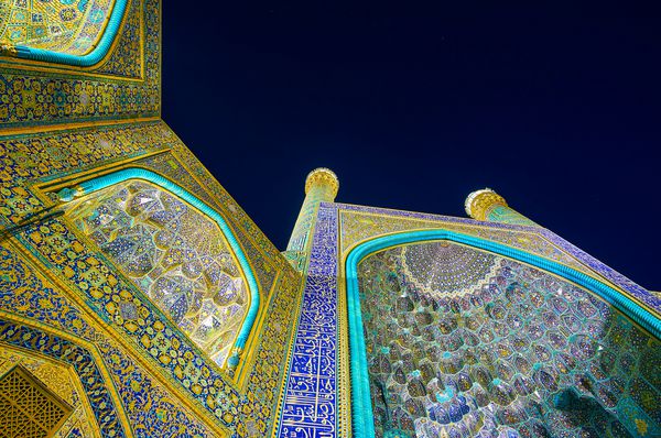 مسجد شاه با ترکیبی از سبکهای رایج اسلامی و اصیل ایرانی زیباترین تزئین شده در اصفهان است
