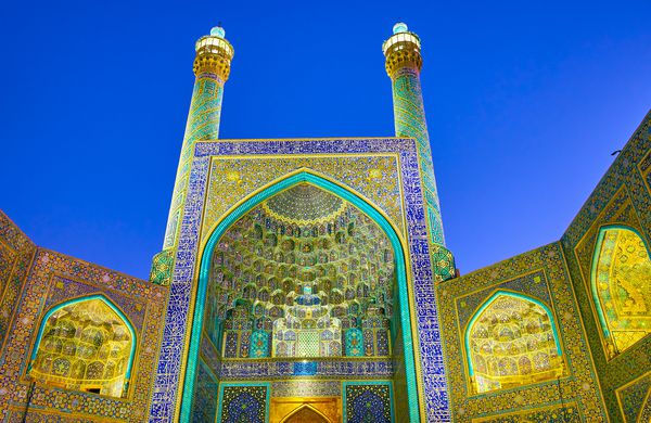 پرتال زیبای نما مسجد شاه با تزئینات کاشی کاری شده در الگوهای سنتی ایرانی اصفهان ایران