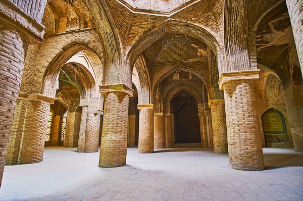 اصفهان ایران 21 اکتبر 2017 شبستان شمالی مسجد جامع با ستونهای آجری و طاق تزئین شده در 21 اکتبر در اصفهان