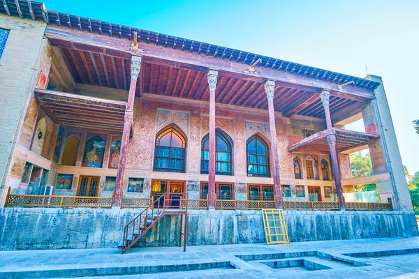 اصفهان ایران 19 اکتبر 2017 ورودی جانبی زیبا از کاخ چهل ستون تاریخی با دیوارهای زینتی و ستونهای بلند سدر در 19 اکتبر در اصفهان