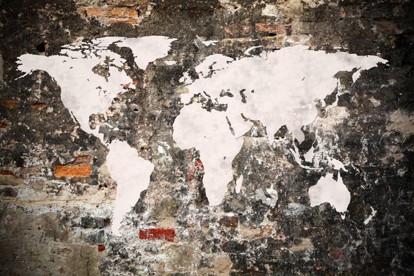 نقشه جهان روی دیوار آجری