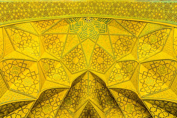 اصفهان ایران مه 2017 کاشی های زرد مسجد مسجد جامع تزئین موکرنا آهوپای لانه زنبوری استالاکتیت طاق