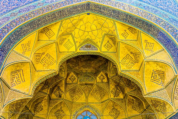 اصفهان ایران مه 2017 کاشی های زرد مسجد مسجد جامع تزئین موکرنا آهوپای لانه زنبوری استالاکتیت طاق
