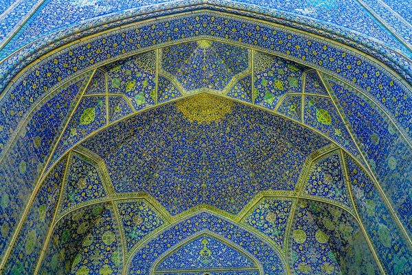 اصفهان ایران مه 2017 مسجد جامع جادید عباسی شاه مسجد بزرگ سلطنتی ایوان سقف با تزئینات کاشی های آبی