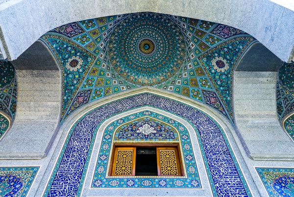 قم ایران مه 2017 نمای سنگی سقف کاشی های آبی مسجد امام حسن عسگری