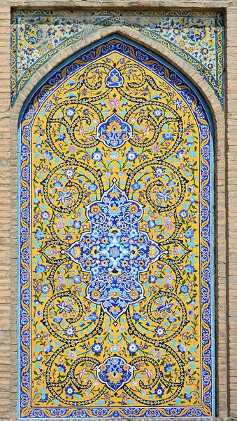 تهران ایران 17 آگوست 2015 نقاشی دیواری موزائیک در مسجد شاه مسجد سلطنتی در مرکز تهران که در اوایل قرن نوزدهم در زمان سلسله قاجار ساخته شده است