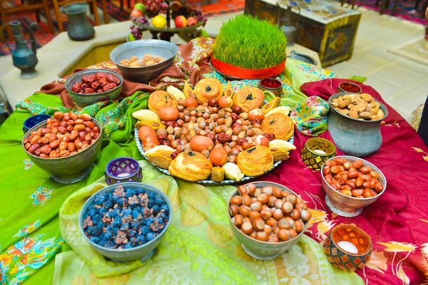 مفهوم تعطیلات نوروز تعطیلات ملی آذربایجان شربت چمن گندم پای باقلوا آجیل شمع نخل کیک و برنج را درون سینی قرار دهید باکو آذربایجان 3 مارس 2019