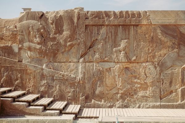 کتیبه سنگ مرمر و کتیبه باستانی قدیمی در تخت جمشید مرودشت استان فارس ایران