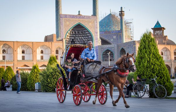 اصفهان اصفهان ایران 29 مه 2017 گردشگرانی که سوار بر یک کالسکه در میدان نقش جهان در اصفهان سوار می شوند