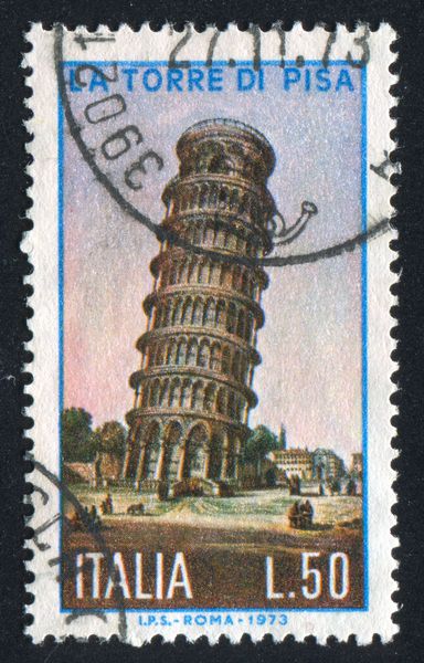 ایتالیا CIRCA 1973 تمبر چاپ شده توسط ایتالیا برج پیزا حدود 1973 را نشان می دهد