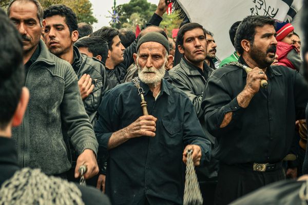 کسان ایران 24 نوامبر 2013 پیرمرد ایرانی با ریش سفید که دارای زنجیرهایی برای شلاق زدن خود در مراسم مذهبی محرم در ایران است