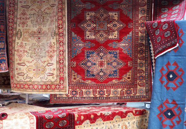 غرفه خیابان با فروش مجدد فرشهای باستانی ایرانی