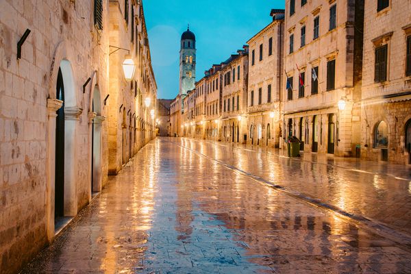 منظره گرگ و میش زیبا از شهر تاریخی دوبرونیک با خیابان اصلی معروف Stradun در سحر Dalmatia کرواسی