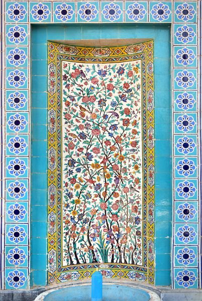 شیراز ایران 21 آگوست 2015 مقبره شاعر بزرگ قرون وسطایی سعدی 1210-1291 چشمه با هنر خراطی