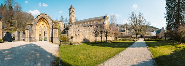نمای زیبا از معروف Abbaye Notre-Dame d amp x27؛ Orval یک صومعه سیسترکیایی است که در سال 1132 منطقه گائوم بلژیک تاسیس شد
